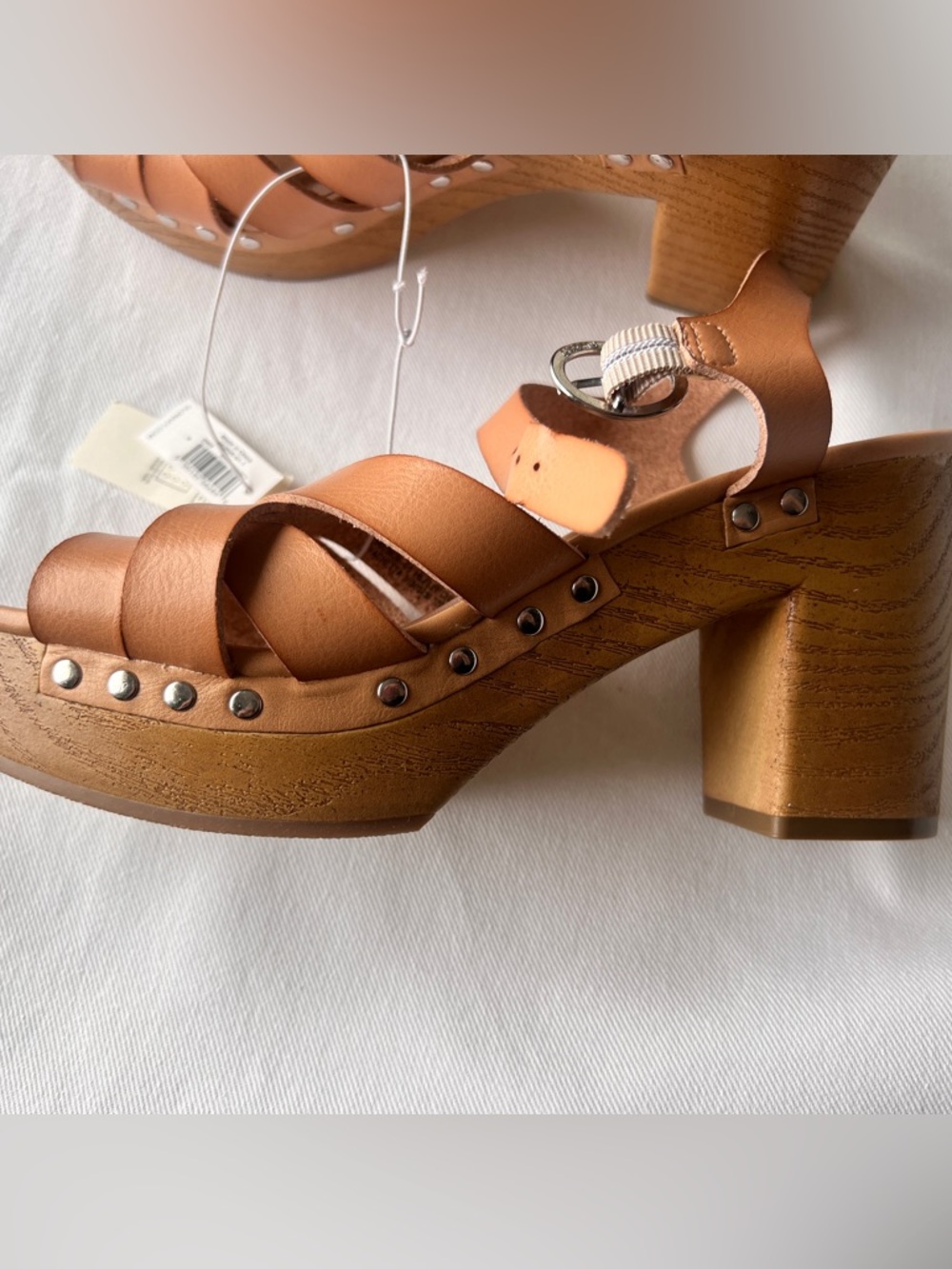 Old Navy Cognac Tan Studded Platform Sandals. Size 9 NWT